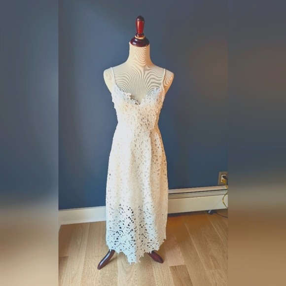 ASTR the label, size S, white lace dress, lined. Very Stylish and Versatile. - Picture 2 of 9